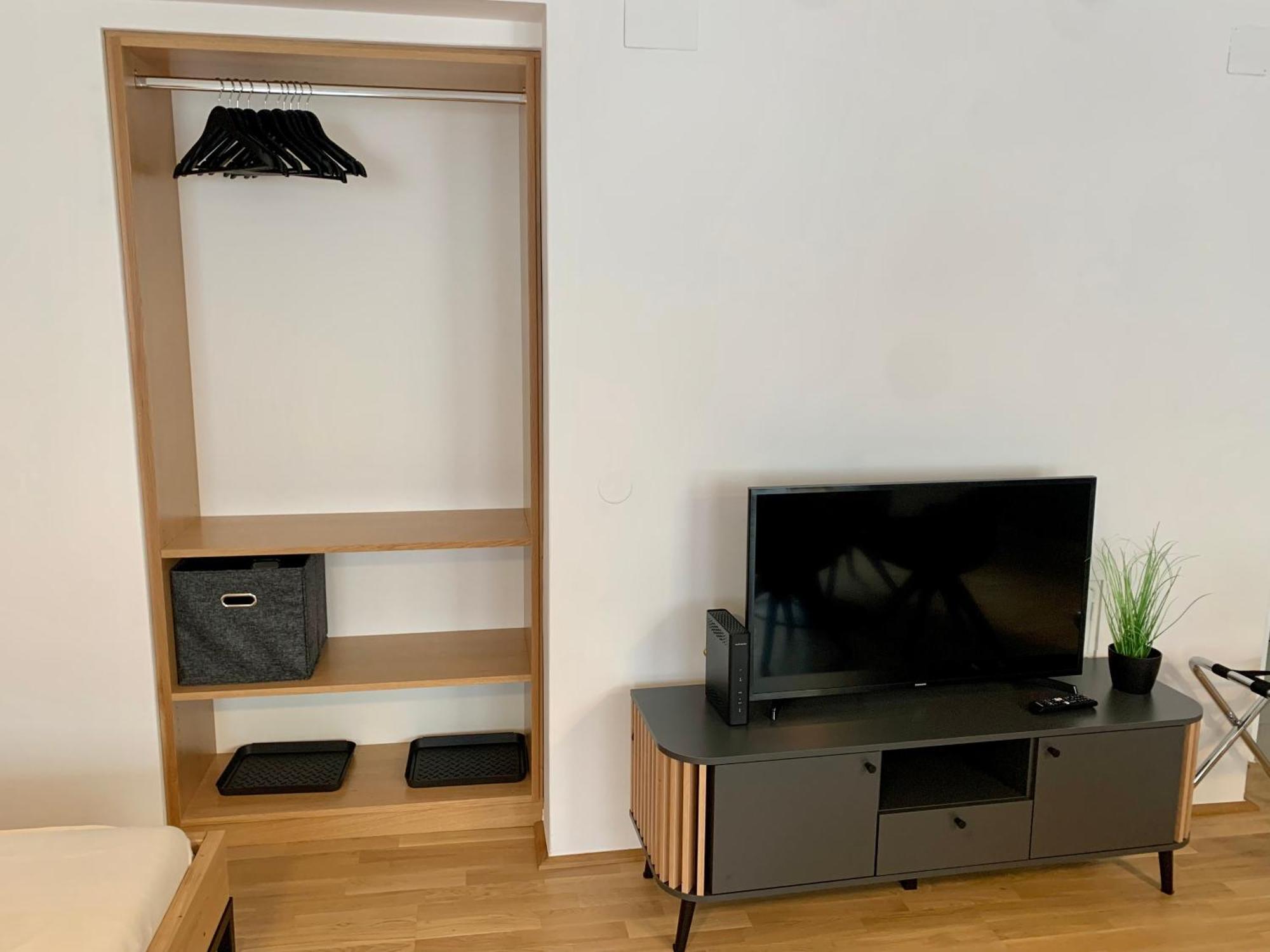 Air-Conditioned, Quiet Apartment With A Terrace In Center Of St Poelten - Smart Tv سانت بولتن المظهر الخارجي الصورة