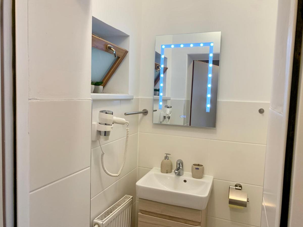 Air-Conditioned, Quiet Apartment With A Terrace In Center Of St Poelten - Smart Tv سانت بولتن المظهر الخارجي الصورة